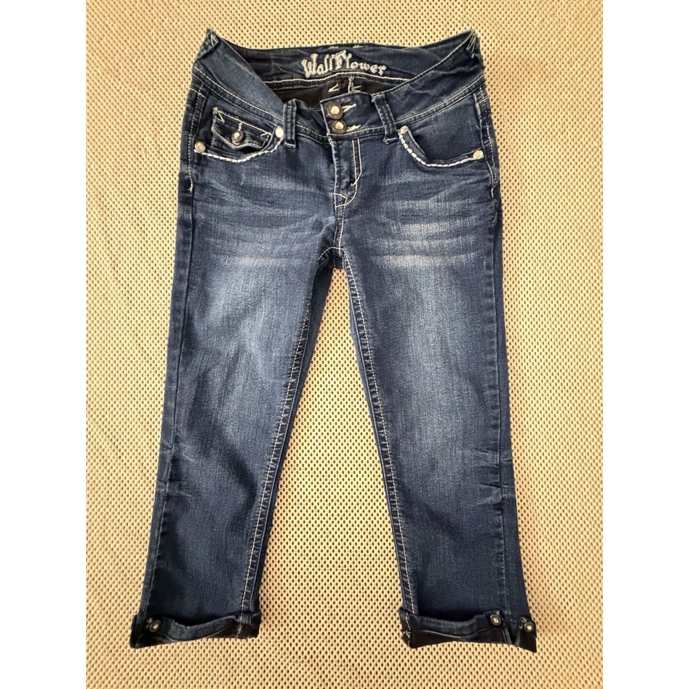 Wallflower Capri Jeans Size 3 Y2K Stretch Thick Stitch Embellished Low Rise Crop